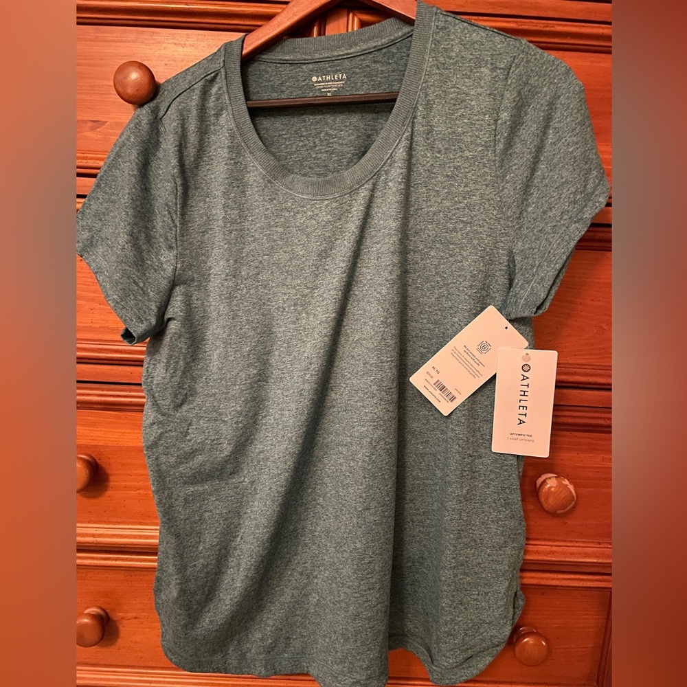 Women’s Athleta shirt